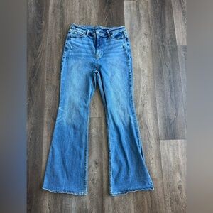 Old Navy Flare Jeans.  Women’s size 10. Great stretch, very cute jeans!